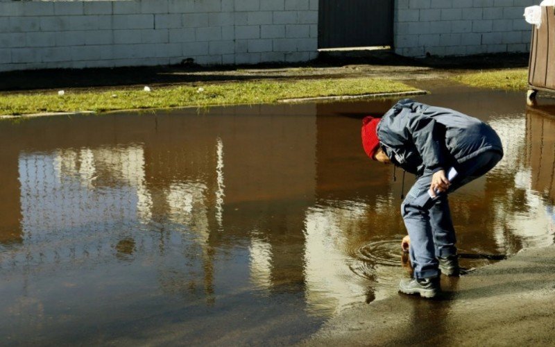 Água vista em vazamento no bairro Igara, nesta terça-feira (1º), não é de tubulação da Corsan