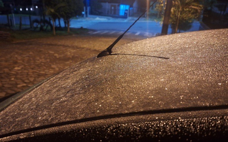 Geada cobre carros na manhã desta terça-feira (1º) | abc+