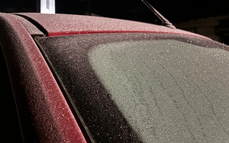 Geada cobre carros na manhã desta terça-feira (1º) | abc+