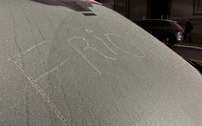 Geada cobriu carro em Ivoti na manhã desta terça-feira (1º) | abc+