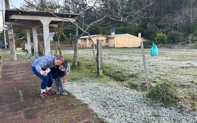 Laís Souza, 42, aproveitou a pausa antes da aula do filho, Gustavo Souza de Mello, 6 | abc+