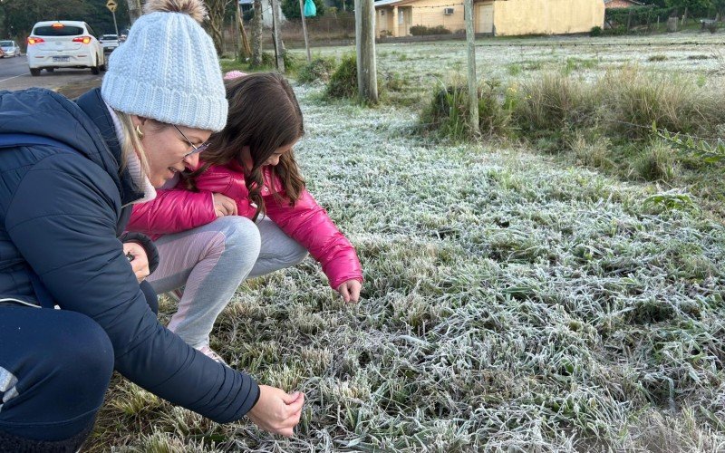 Professora Viviane Henz Cumerlatto, de 42 anos, levou a filha Lívia e os alunos para verem a geada | abc+