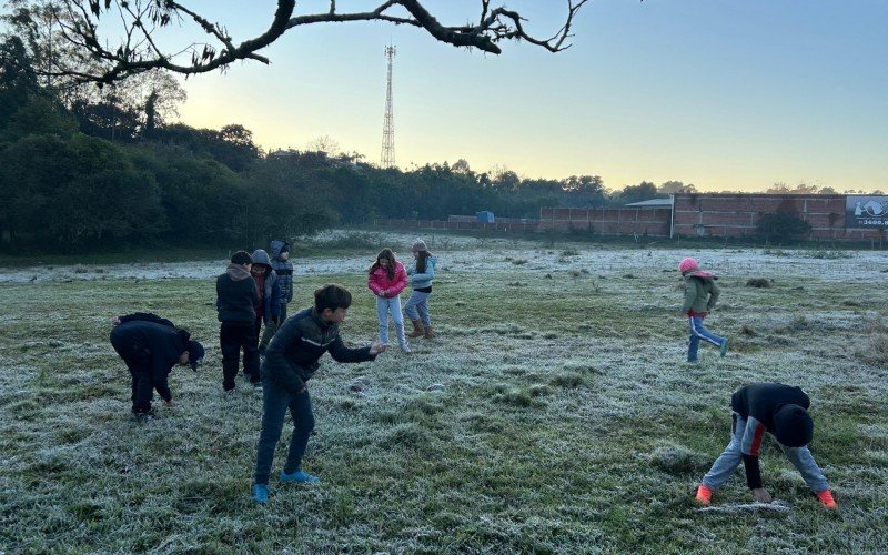 Geada vira experiência de aprendizado e brincadeira para crianças em Novo Hamburgo