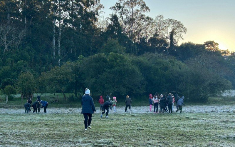 Geada vira experiência de aprendizado e brincadeira para crianças em Novo Hamburgo