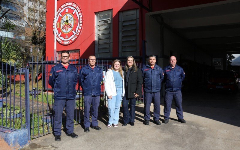 Rafaela Matte de Vargas e Elaine Matte com o 2° Sargento Ferreira, 1° Tenente Leandro, Comandante do 2° Batalhão de Bombeiros Militar Major Carvalho e 1° Sargento Nobre. | abc+