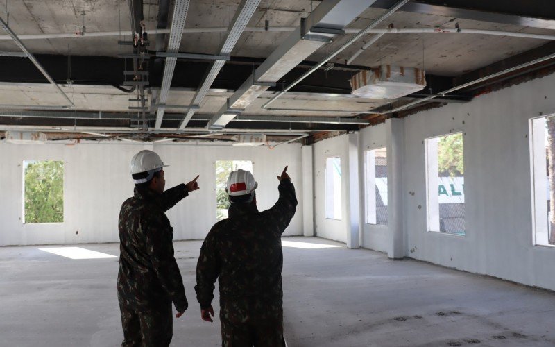 Obra no Pavilhão de Comando do 19º BIMtz - capitão Ritter, da CRO, e o comandante do quartel 19, tenente-coronel Lauro Lima dos Santos Neto