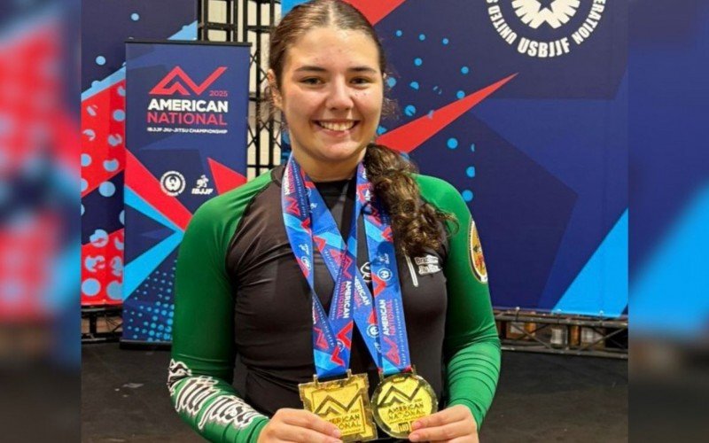 Júlia com as medalhas de ouro conquistadas nos Estados Unidos | abc+