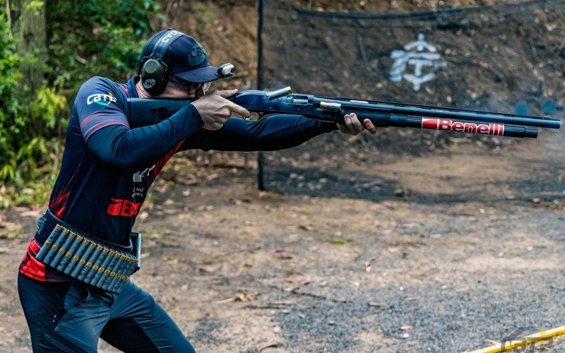 Lucas Roth de Oliveira em ação no campeonato europeu de shotgun | abc+