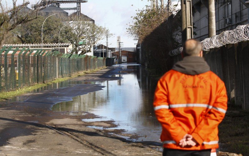 Água aparecia empoçada na área da Transpetro e Cassol na manhã desta terça-feira (1º)