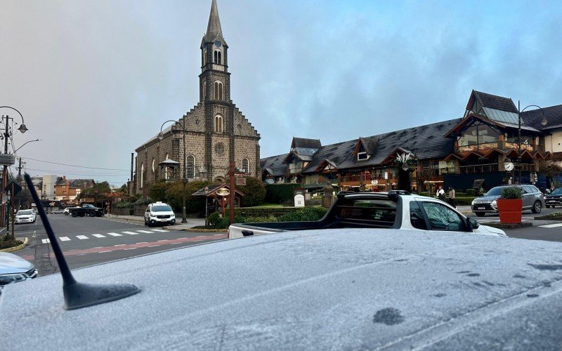 Com termômetros na rua marcando até -7°C, Gramado amanhece coberta por geada 