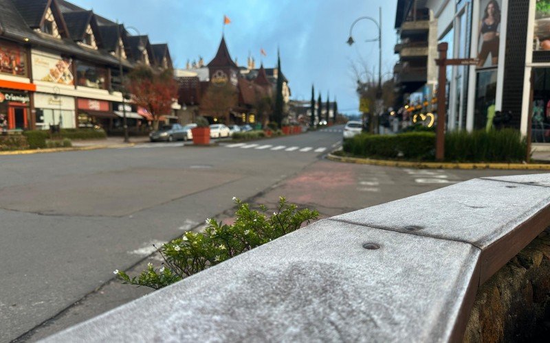 Com termômetros na rua marcando até -7°C, Gramado amanhece coberta por geada 