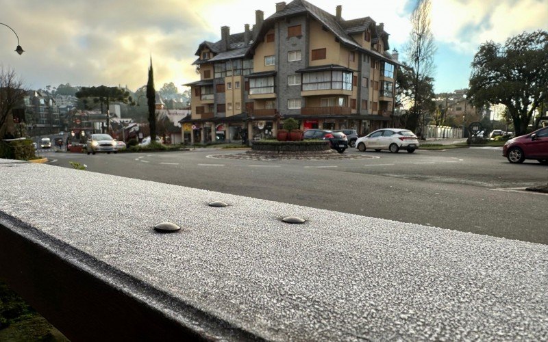 Com termômetros na rua marcando até -7°C, Gramado amanhece coberta por geada 
