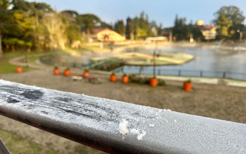 Com termômetros na rua marcando até -7°C, Gramado amanhece coberta por geada 