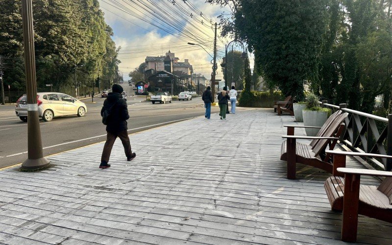 Com termômetros na rua marcando até -7°C, Gramado amanhece coberta por geada 