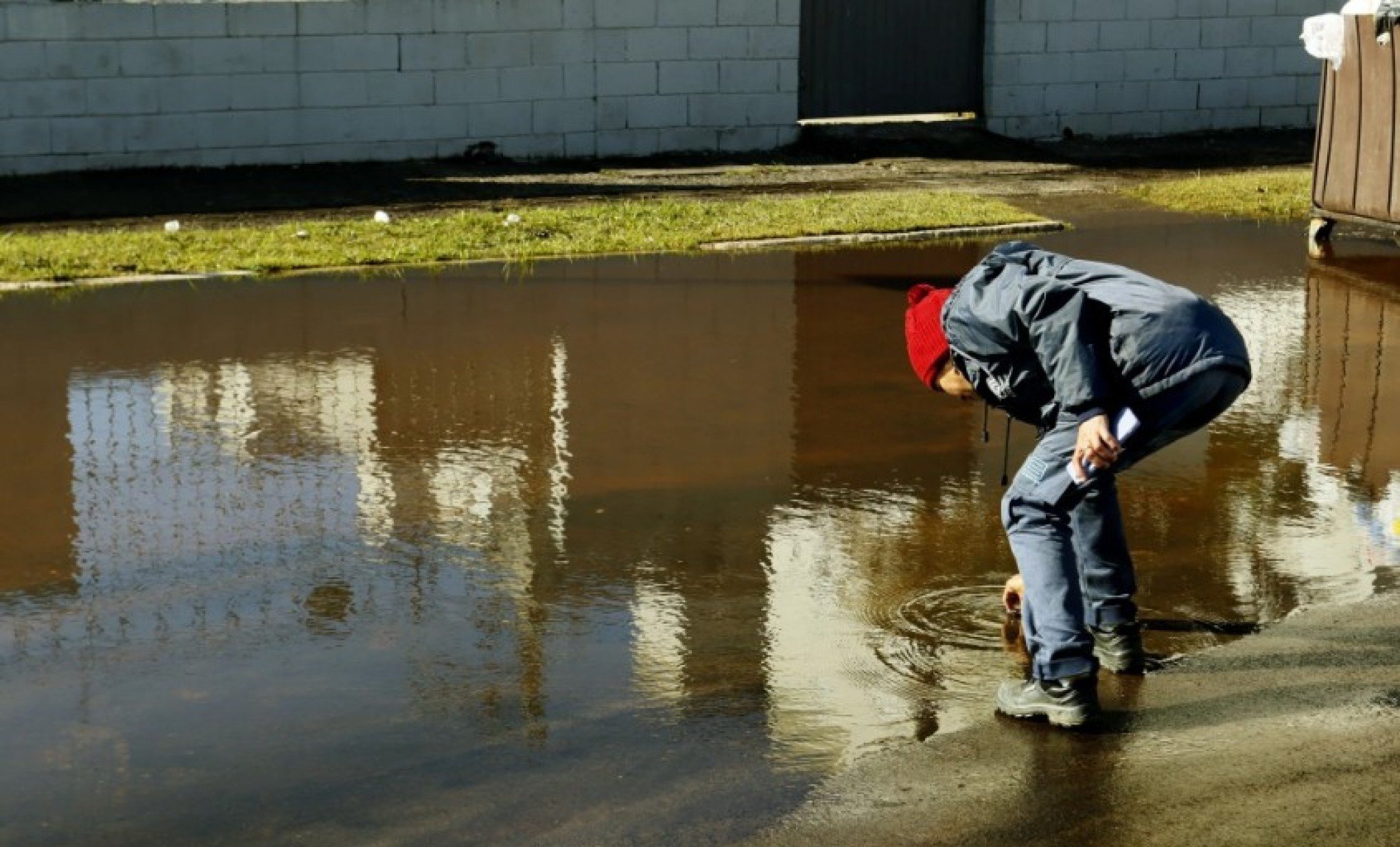 Vazamento de água preocupa moradores de bairro em Canoas