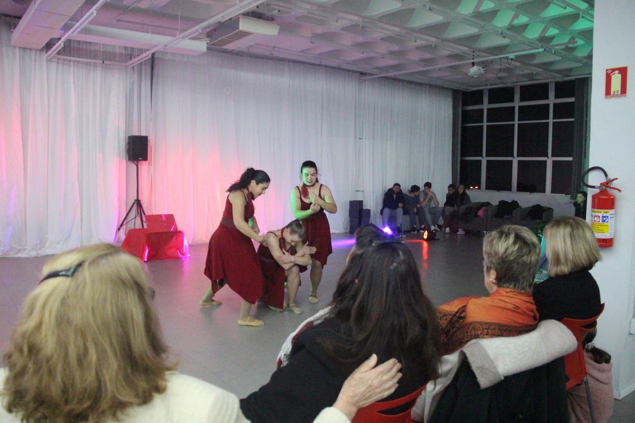 Projeto Dançar promoveu o Sarau de Artes com a participação de diversos grupos