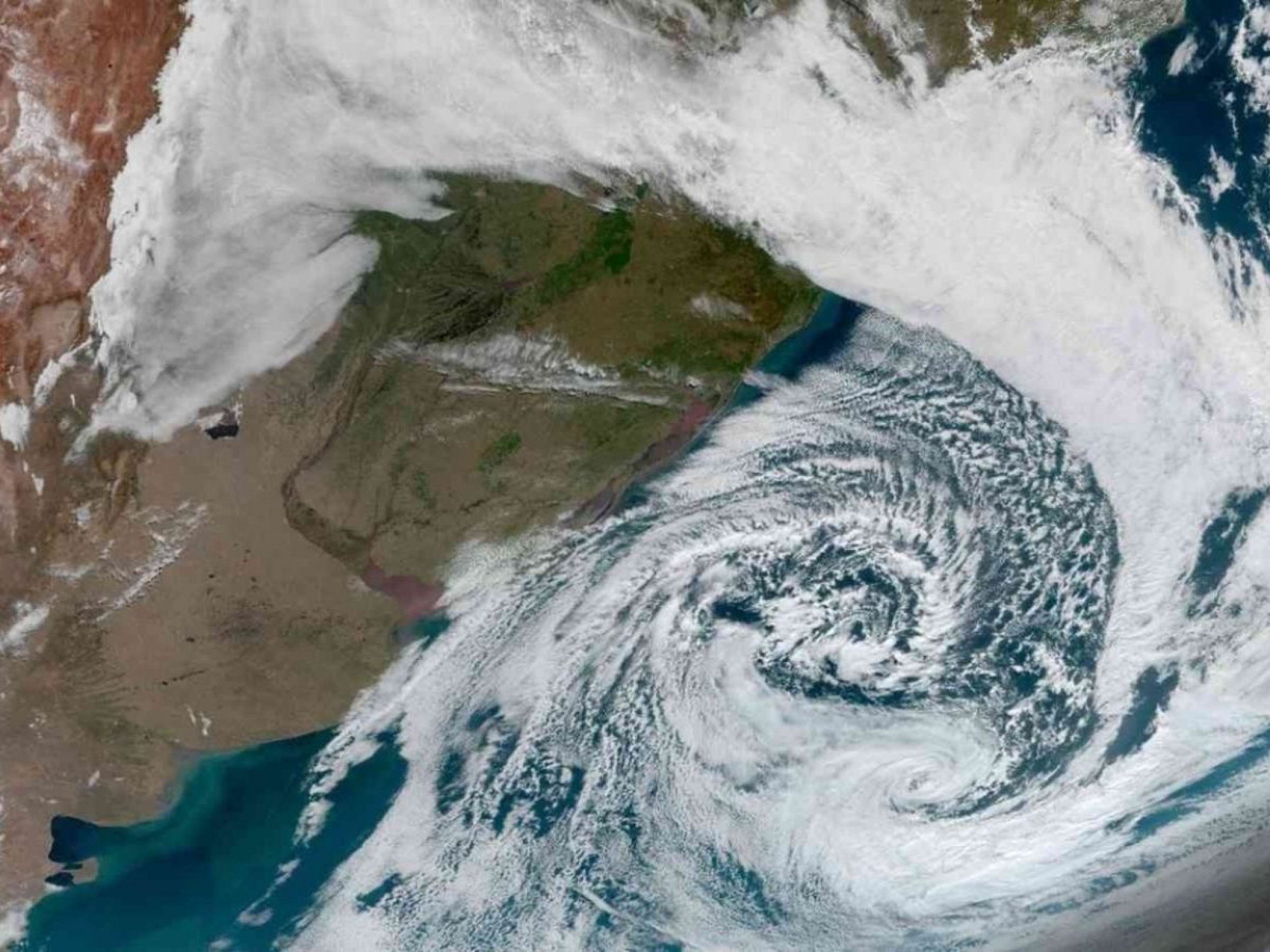 Imagem de satélite da tarde desta terça mostra ciclone extratropical a Sudeste do Rio Grande do Sul | abc+