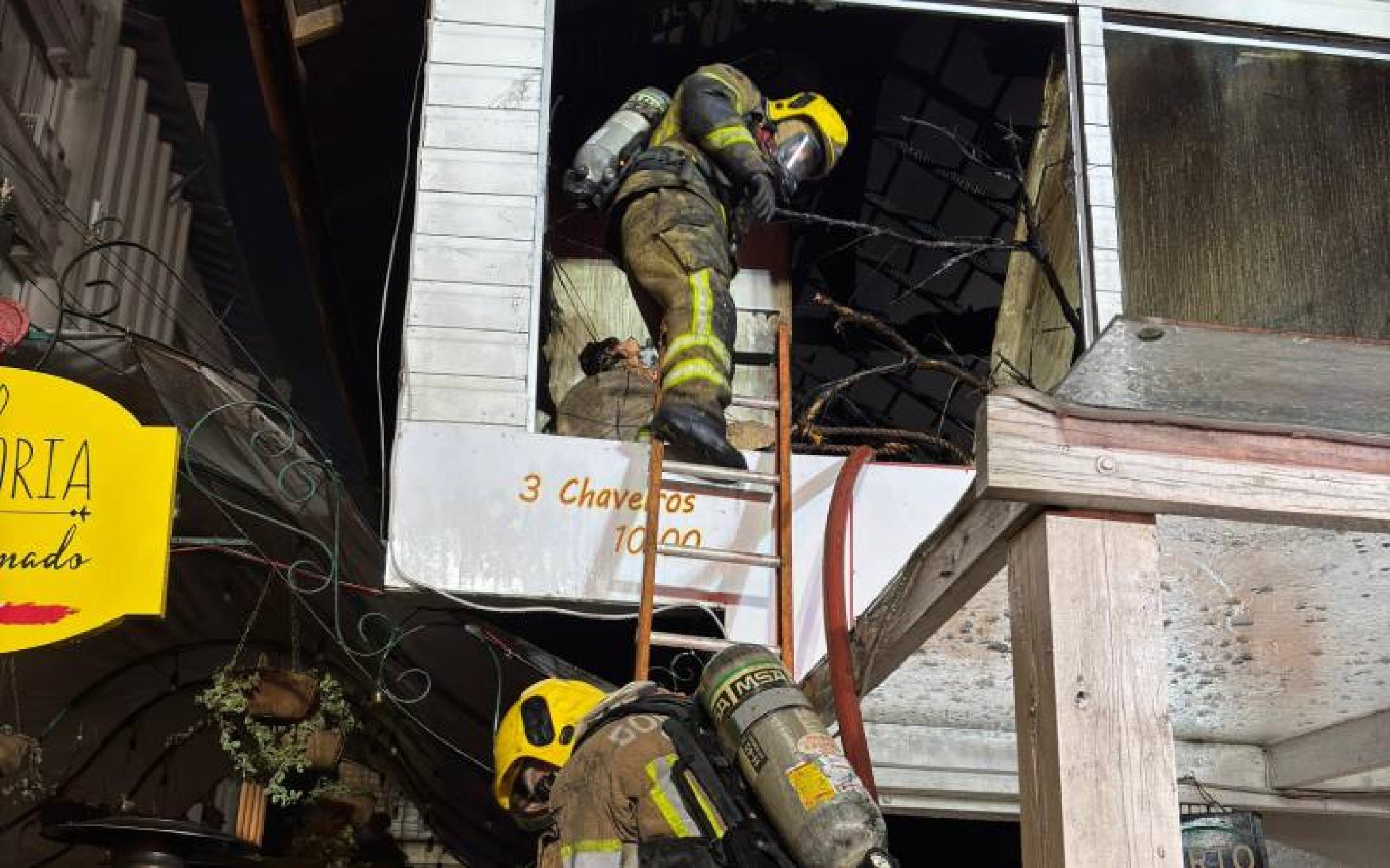Incêndio em Gramado destruiu duas lojas; saiba qual a suspeita do Corpo de Bombeiros para o início das chamas