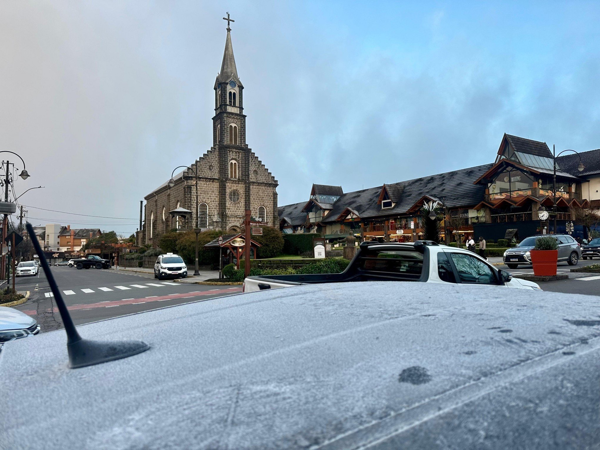 ONDA DE FRIO: Com termômetros na rua marcando até -7°C, Gramado amanhece coberta por geada