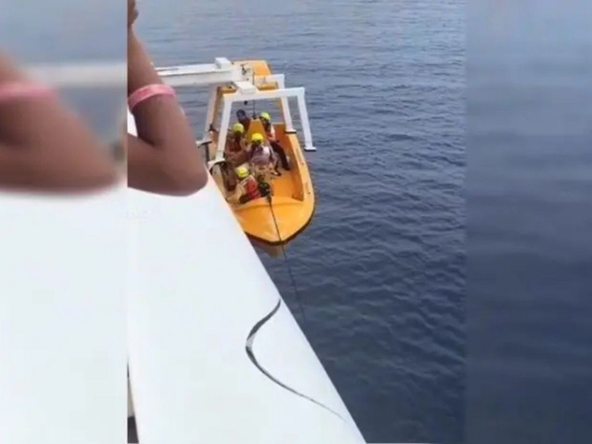 Criança tira fotos perto de uma grade no navio da Disney e cai de 4º andar