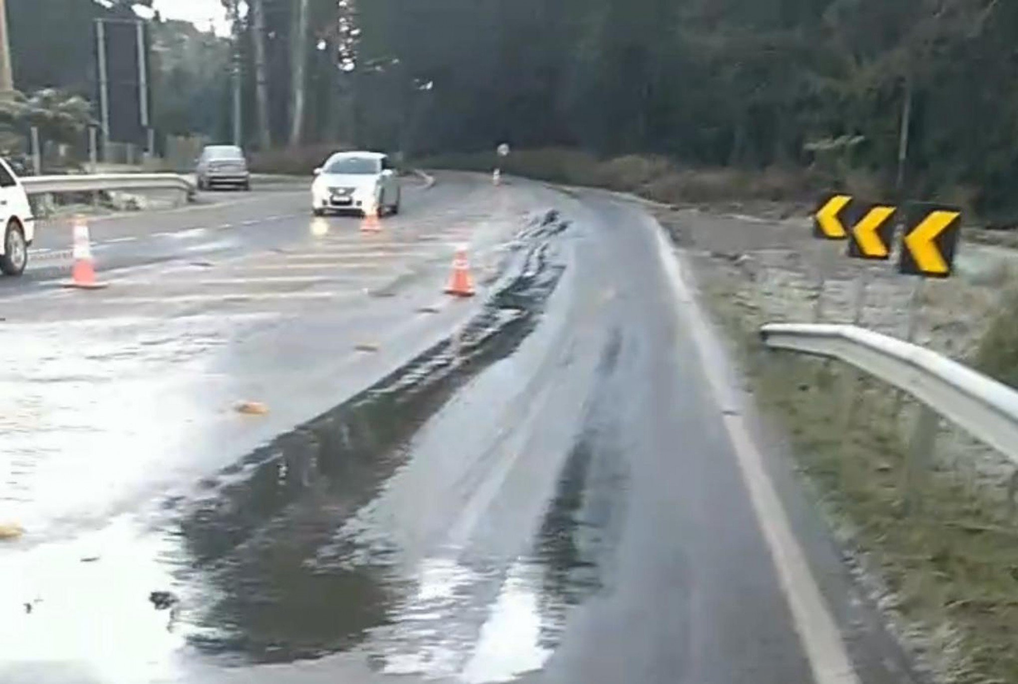 ONDA DE FRIO: Estrada de Gramado tem trechos com acúmulo de gelo