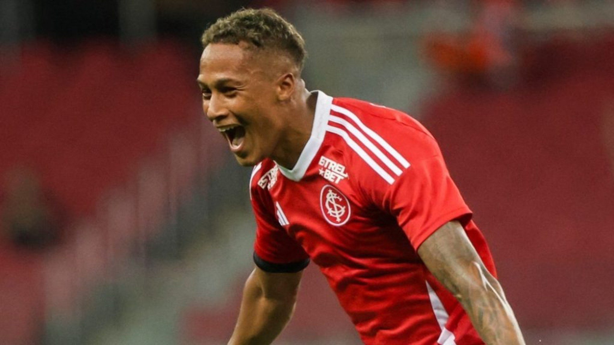 Inter tenta a permanência do atacante Vitinho