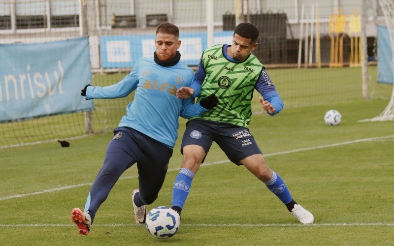 Cuéllar e Ariel brigam pela bola no CT Luiz Carvalho | abc+