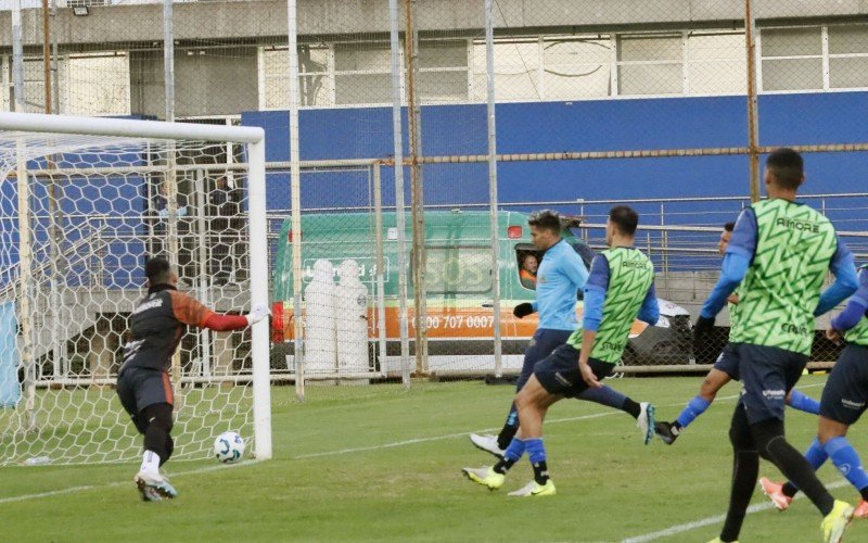 Arezo aproveita cruzamento e empurra para o gol | abc+
