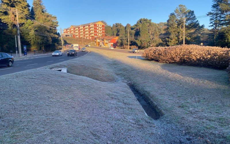 Geada na avenida entre Gramado e Canela, nesta quarta-feira