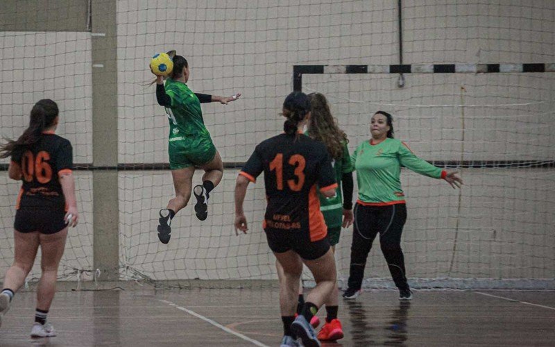Participação da equipe feminina de handebol da Universidade Feevale nos Jogos Universitários | abc+