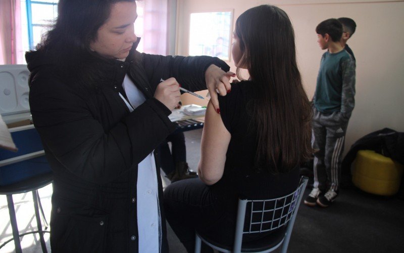 Técnica em enfermagem, Djovana Camargo, fez a aplicação das vacinas nos estudantes do Instituto Estadual Seno Frederico Ludwig. | abc+
