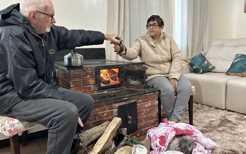 Schunck e Jaqueline decidiram construir um fogão campeiro dentro da cozinha