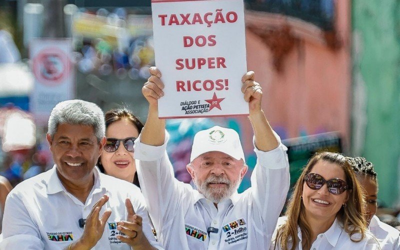 Lula exibe cartaz que pede "taxação dos super ricos" em manifestação | abc+