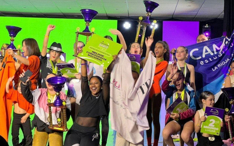 Galera da Plié Studio de Dança festeja no palco em Florianópolis | abc+