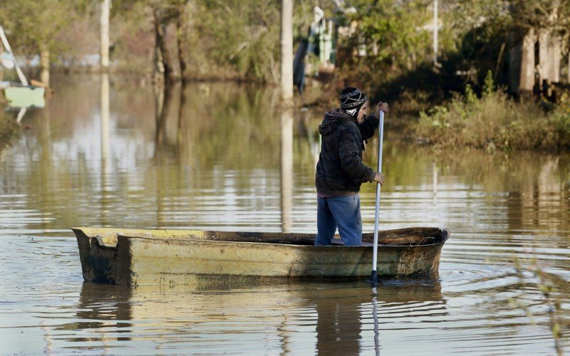 Sebastião Müller auxilia moradores que não têm barco ao longo do dia na Barca