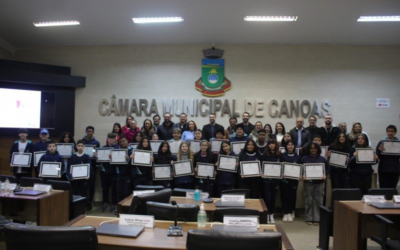 Vereadores mirins são diplomados na Câmara Municipal de Canoas