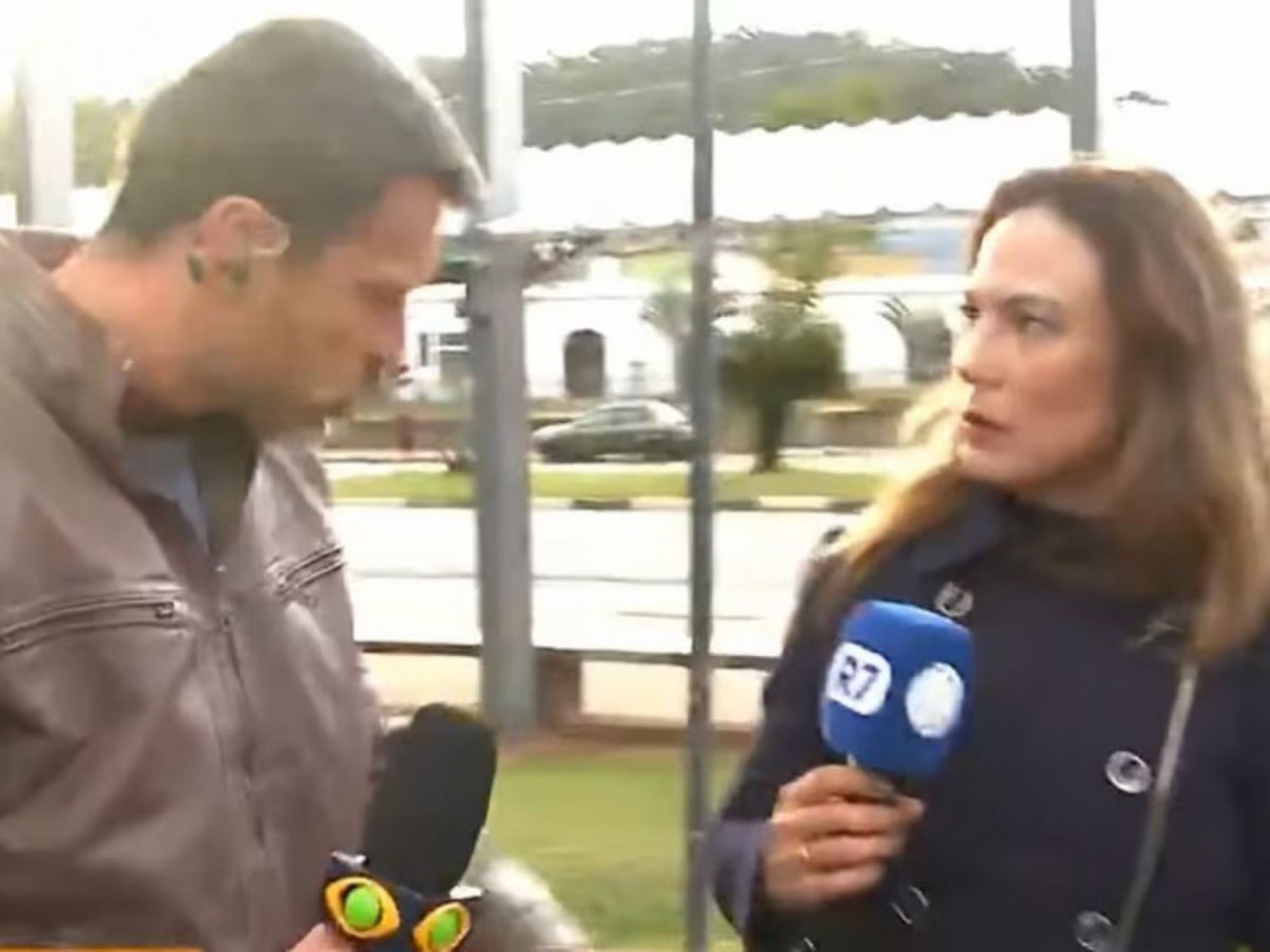 VÍDEO: Repórter da Record é empurrada por colega da Band: "Dá licença, tá louca?"