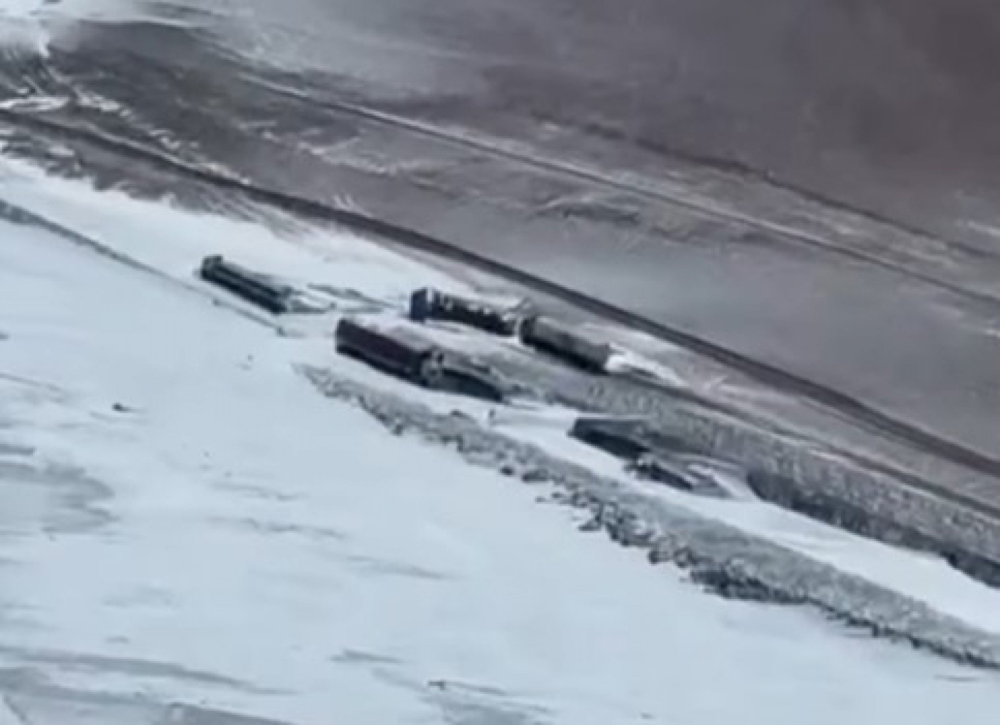 VÍDEO: Neve cobre o deserto mais seco do mundo e caminhoneiros ficam presos no Atacama, entre Chile e Argentina