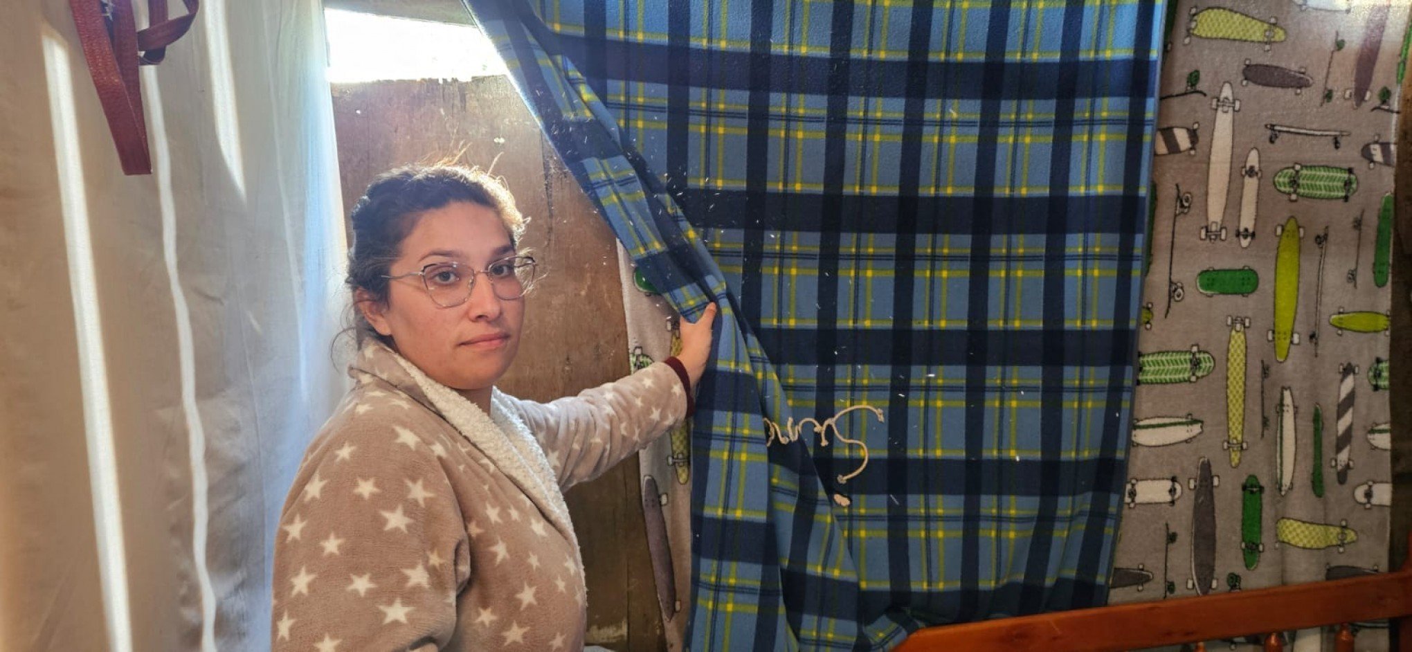 Franciele Fontoura de Abreu coloca cobertores nas paredes com frestas na casa, para amenizar um pouco o frio do local 