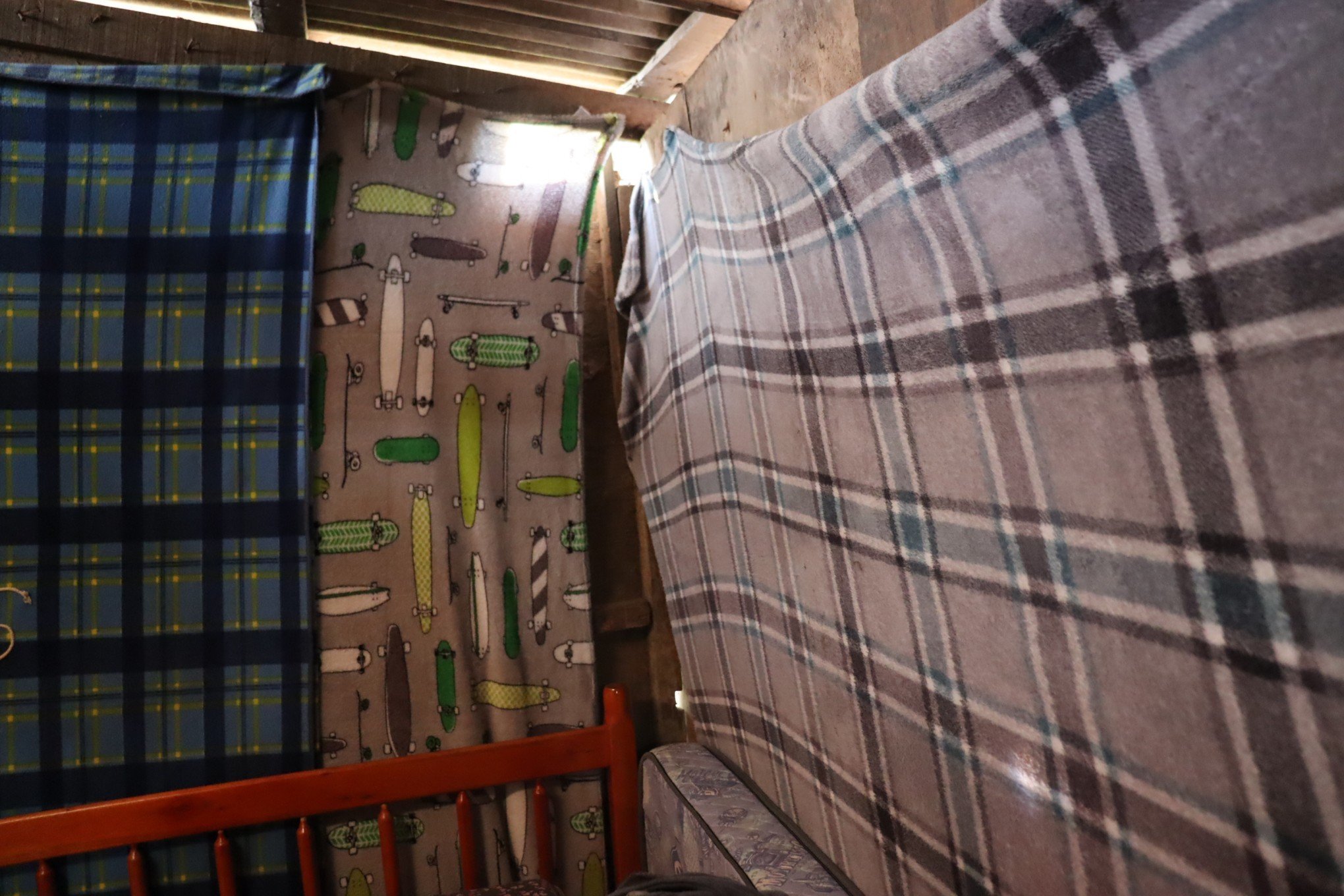 Franciele Fontoura de Abreu coloca cobertores nas paredes com frestas na casa, para amenizar um pouco o frio do local 