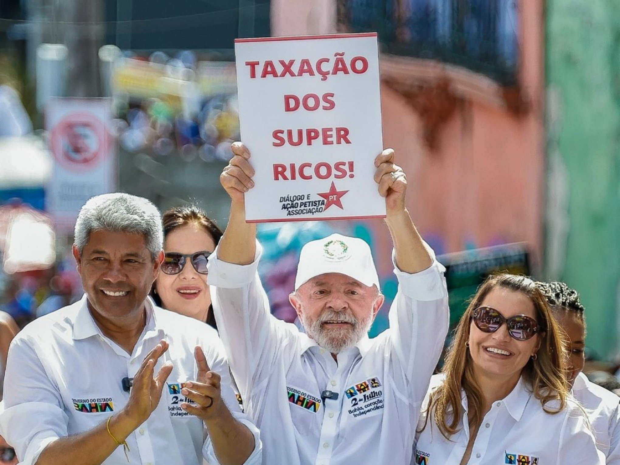 Lula exibe cartaz que pede taxação dos super ricos em manifestação