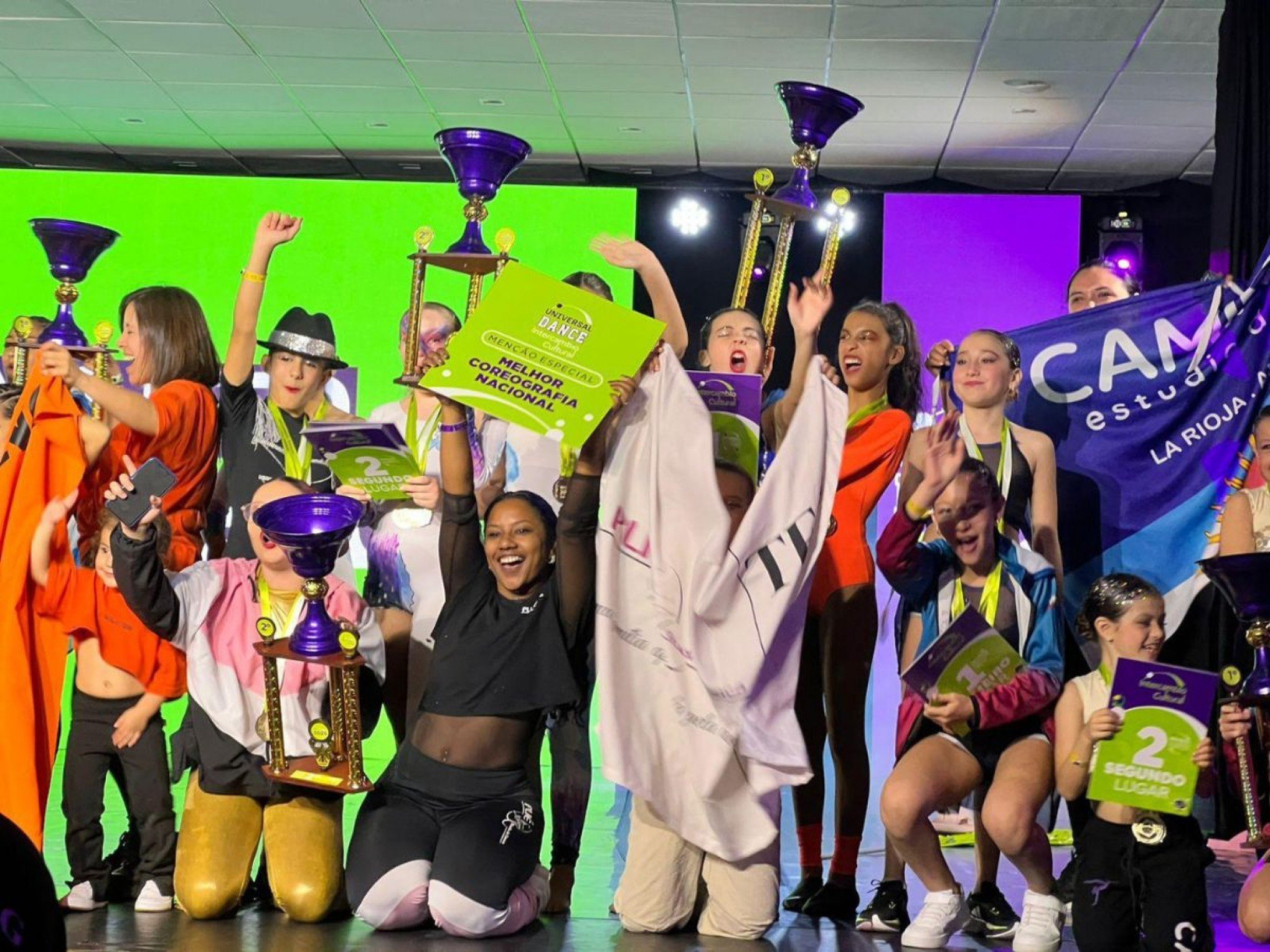Escola de dança de Novo Hamburgo volta de Santa Catarina com prêmios e experiências