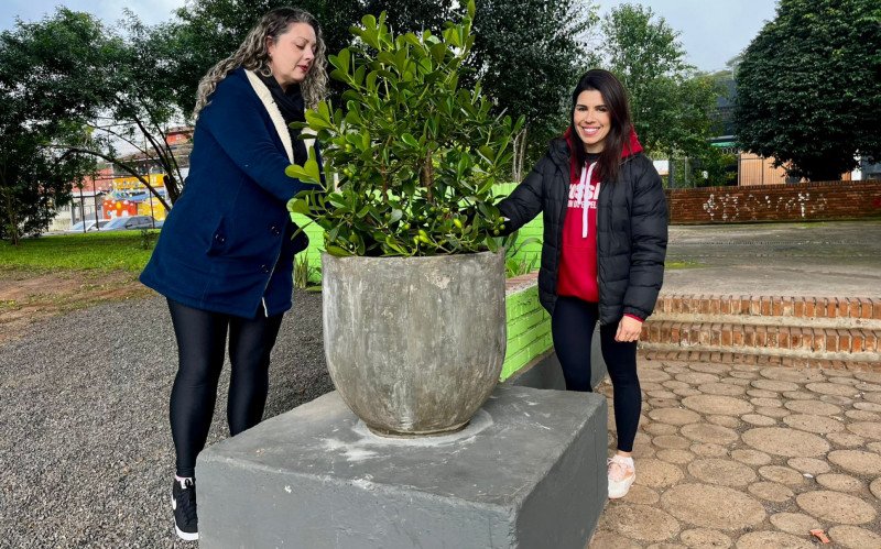 Andréia e Luana dividem os cuidados do espaço em frente aos estabelecimentos comerciais delas, na Avenida Mauá