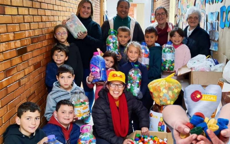 Crianças também se engajam na coleta para auxiliar o Oásis