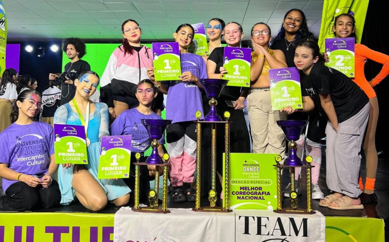 Galera da Plié Studio de Dança festeja no palco em Florianópolis | abc+