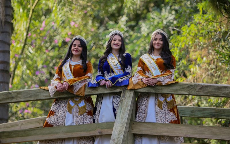 Rainha Mariana Bernardes, 1Âª princesa Maria Eduarda de Melo Abreu e 2Âª princesa Karoline Mineiro Pinheiro