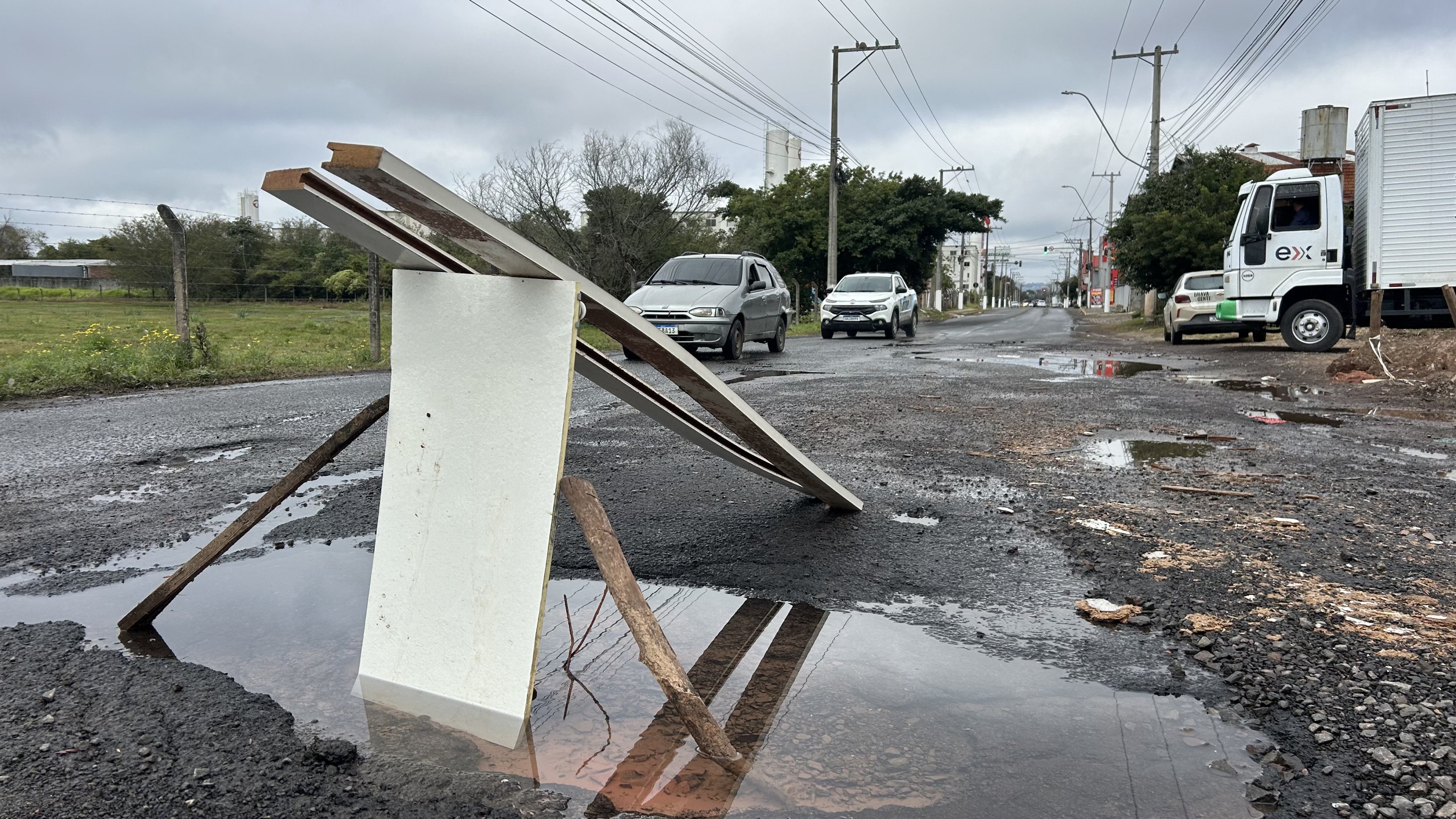 Atenção, motoristas. Cratera volta a preocupar na Estrada Velha que liga Novo Hamburgo a São Leopoldo