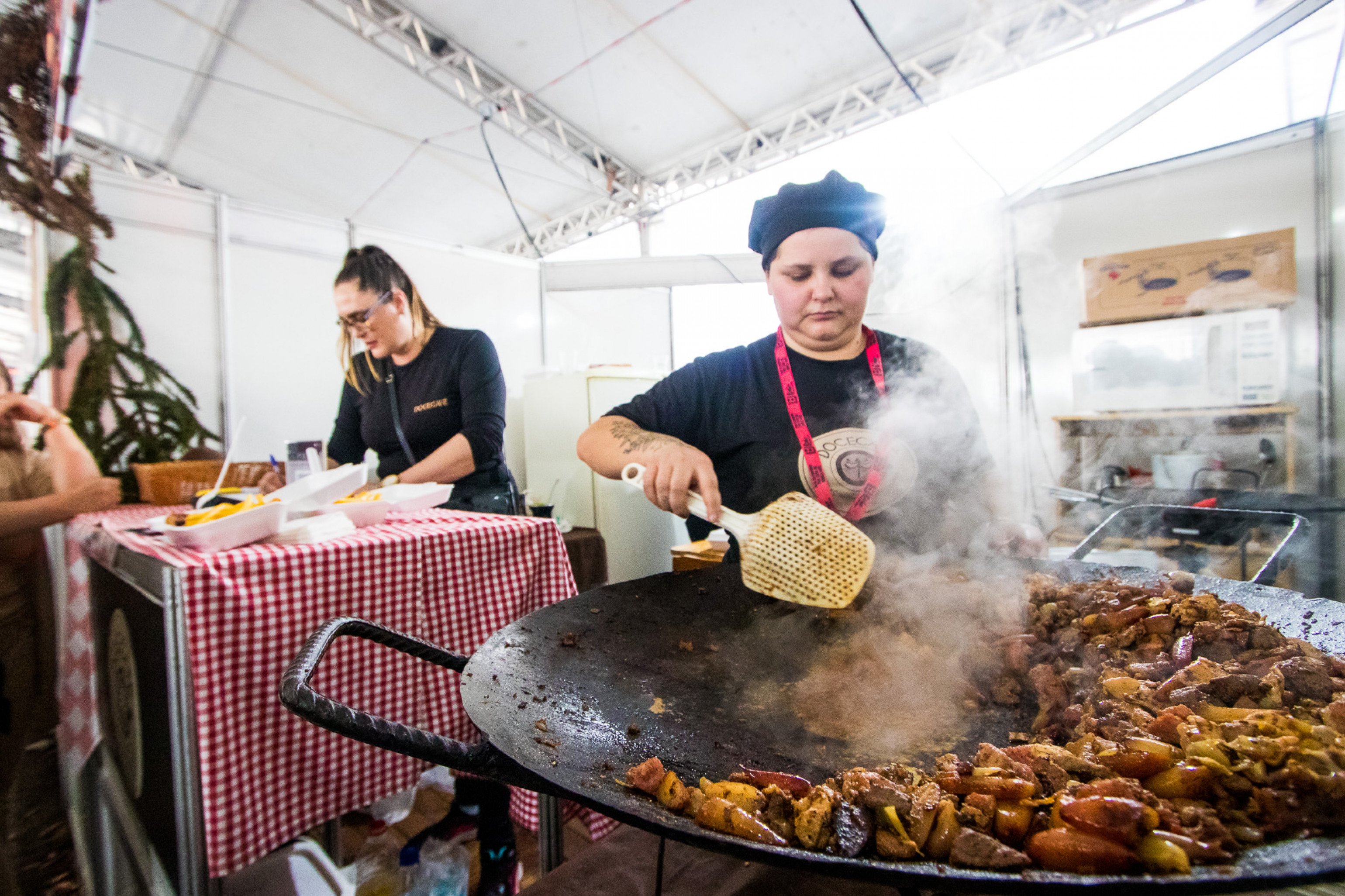 Pinhão como estrela de festa, show com Família Lima e início da Tricofest marcam final de semana na Serra