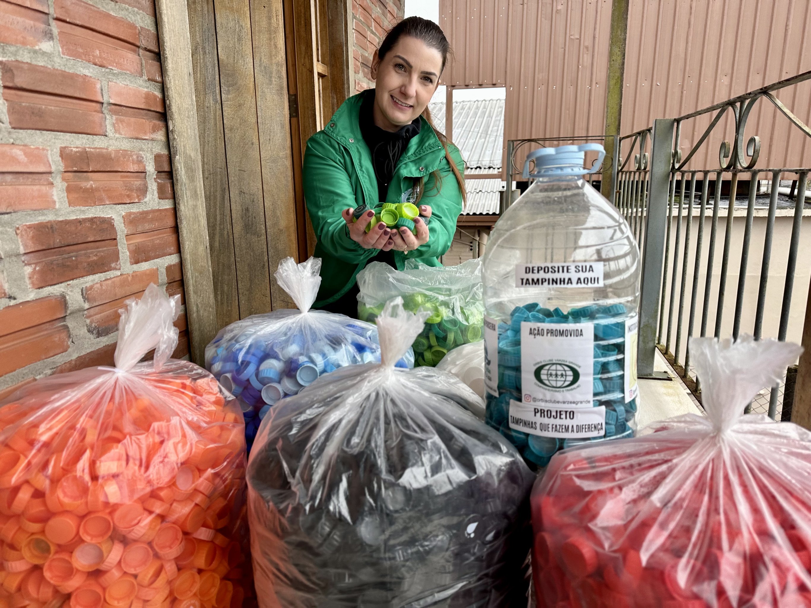Doações de tampinhas plásticas ajudam o meio ambiente e geram renda para instituições assistenciais de Gramado e Canela