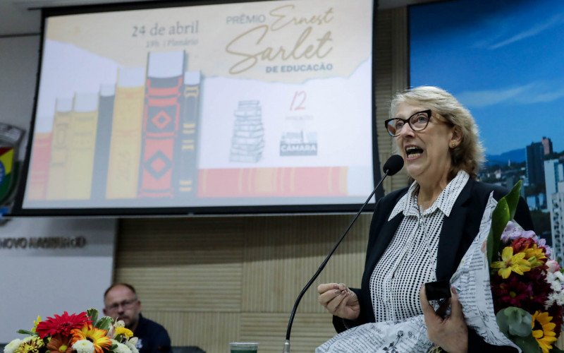 Secretária durante premiação na Câmara de Vereadores de Novo Hamburgo no mês de abril | abc+